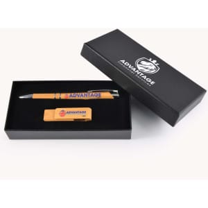 A gift set featuring a wooden pen and a wooden clip, presented in a black box with a logo.