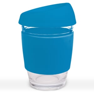 A reusable coffee cup in a clear glass design features a bright blue silicone lid and sleeve.