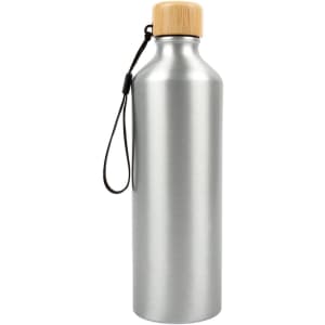 A drink bottle in silver aluminum with a bamboo lid and a black strap, featuring a logo.