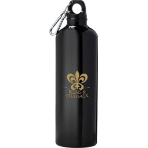 A drink bottle in black aluminium with a carabiner and a logo printed on it.