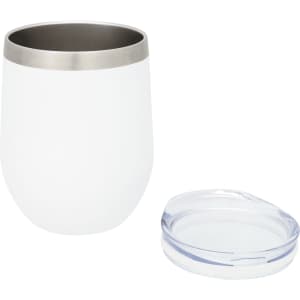 A drink bottle in white with a stainless steel rim, accompanied by a clear lid. Features a logo.