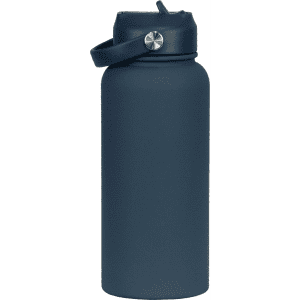 A drink bottle in navy blue with a rubber coating and a carrying strap, featuring a metal lid.