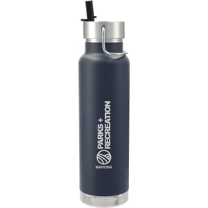 A drink bottle in navy blue with a stainless steel lid and a straw, featuring a logo on the side.