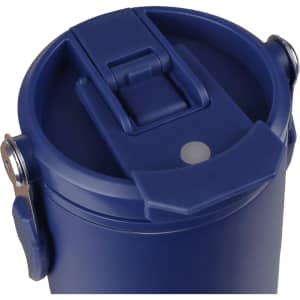 A drink bottle in dark blue, featuring a secure lid with a hinge and a small opening, includes a logo.