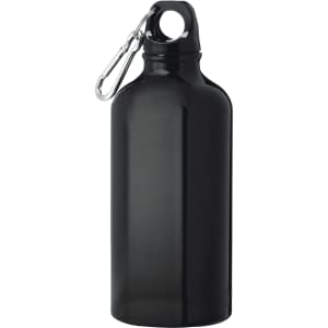 A drink bottle in sleek black aluminium with a carabiner clip and a simple design. It features a logo.