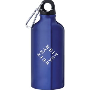 A drink bottle in dark blue aluminium with a carabiner and a logo on the side.