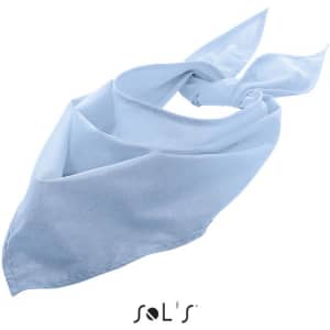 A triangular bandana in light blue, measuring 62 x 62 x 87.5 cm, featuring a logo.