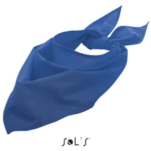 A triangular blue bandana measuring 62 x 62 x 87.5 cm, featuring a logo.