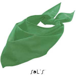 A triangular green bandana measuring 62 x 62 x 87.5 cm, featuring a logo.