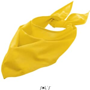 A triangular yellow bandana measuring 62 x 62 x 87.5 cm, featuring a logo.