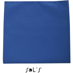A blue microfiber sports towel with an elastic strap, measuring 50cm x 100cm. It features a logo.