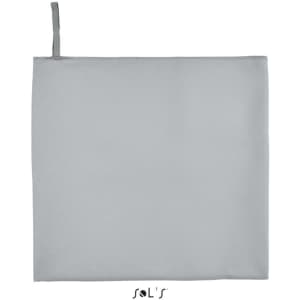 A grey microfibre gym/sports towel with an elastic strap, measuring 50cm x 100cm, featuring a logo.