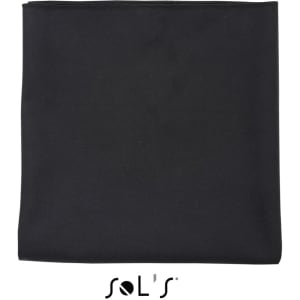 A black microfibre gym towel measuring 120cm x 70cm, featuring a logo.