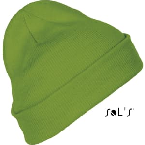 A green beanie made of 100% acrylic with a ribbed texture and a branding logo.