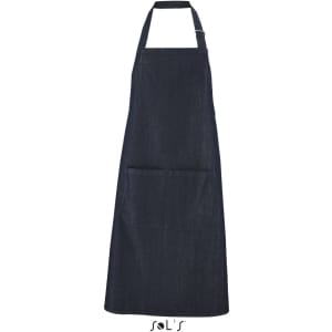 A denim apron with a pocket, featuring a dark blue colour and an adjustable neck strap. It has a logo at the bottom.