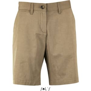 Chino-style women's shorts in a light brown colour, featuring a button closure and pockets. Includes a logo.