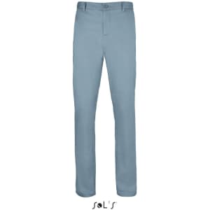 Men's stretch trousers in a light blue colour, made of 98% cotton and 2% elastane, featuring a logo.
