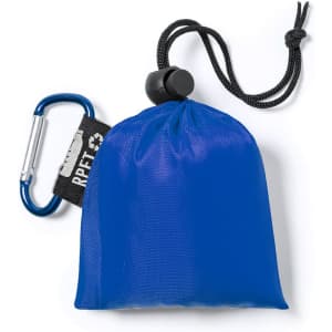 A blue drawstring pouch with a carabiner, featuring a logo and made from recycled materials.