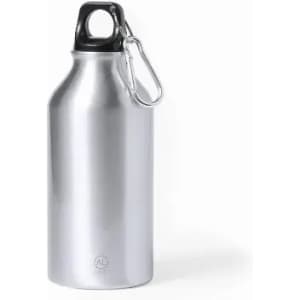 A drink bottle in stainless steel with a black cap and a carabiner clip attached. It features a logo on the surface.