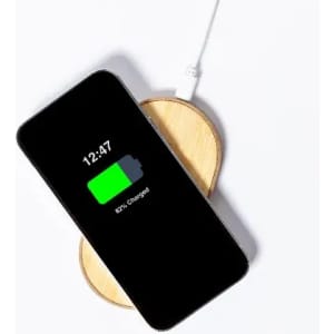 A wireless charger with a wooden base, featuring a smartphone displaying an 82% battery charge.