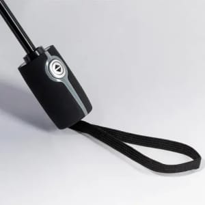 A drink bottle cap with a black sleeve and a pull strap, featuring a circular logo.