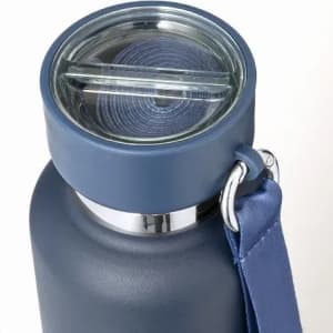 A drink bottle in dark blue with a glass lid and a metal strap, featuring a sleek, matte finish.