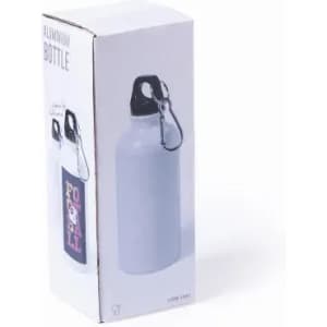 A drink bottle in a white box featuring a black lid and carabiner, showcasing a sleek aluminium design.