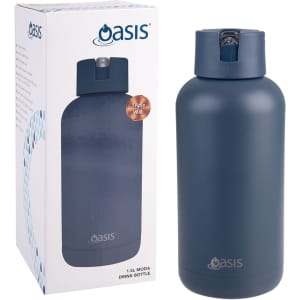 A drink bottle in navy blue with a lid, displayed next to its packaging featuring a logo.