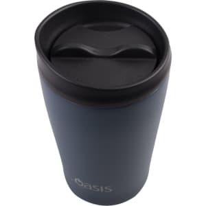 A drink bottle in stainless steel with a black lid and a dark blue exterior, featuring a logo.