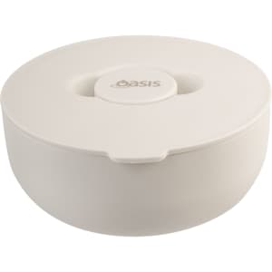 A lunch bowl in a cream colour with a lid, featuring a logo on top. It has an insulated design.