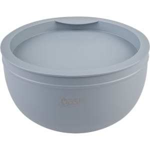 A salad bowl in light grey with a double wall design, featuring a lid and a subtle logo.
