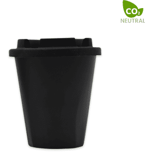 A drink cup in matte black with a lid, featuring a logo and a CO₂ neutral badge.