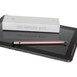 A metal pen in rose gold colour placed on a tablet, next to a white box with a logo.