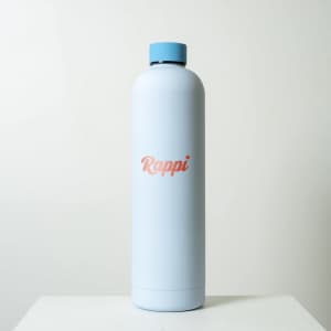 A drink bottle featuring a light blue body and a blue cap, with a logo on its surface.