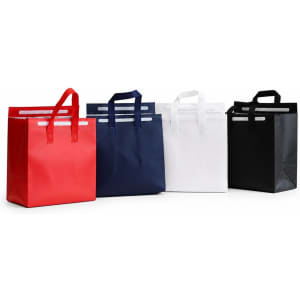 Four insulated reusable bags in red, navy, white, and black, featuring handles and a logo.