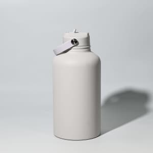 A drink bottle in a light grey colour with a handle and a lid, featuring a logo on the side.