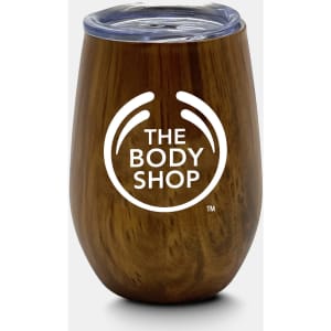 A drink cup with a mirror finish in a wood effect, featuring a clear lid and a logo.