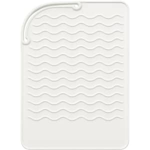 A white silicone pad with wavy patterns designed for heat protection. Features a hook for easy storage.