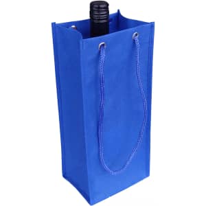 A drink bottle bag in blue non-woven material with a rope handle, featuring a drink bottle inside.