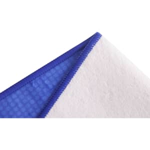 A blue and white sports towel featuring a textured design and a stitched edge, measuring 100x180cm.