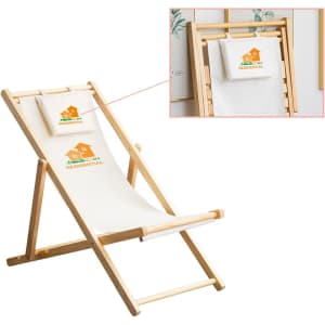 A beach chair with a beech frame and cream-coloured fabric, featuring a small logo on the headrest.