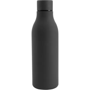 A drink bottle in matte black with a rubber coating, featuring a slim design and a screw-on lid.