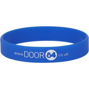 A blue silicone wristband featuring a logo and website text. Suitable for events and promotions.