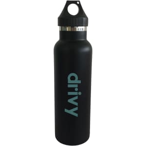 A drink bottle in matte black with a stainless steel band and a PP lid, featuring a logo. Capacity of 600ml.
