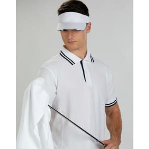 A white contrast sandwich visor worn by a model, paired with a light polo shirt and holding a golf club and towel.