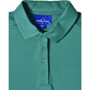 A green short-sleeved polo shirt made of bamboo charcoal fabric, featuring a collar and a button placket, with a logo on the tag.