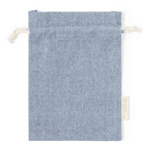 A blue drawstring bag made of recycled fabric, featuring two natural colour drawstrings and a tag on the side.