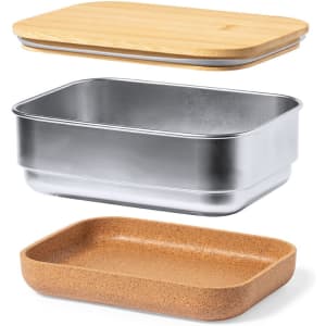 A stainless steel lunch box with a cork base and a bamboo lid, featuring a simple and modern design.