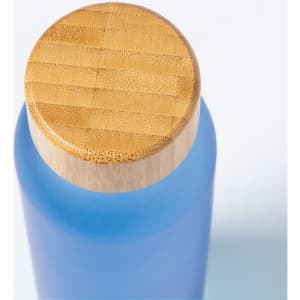 A drink bottle in blue with a wooden lid, featuring a textured surface. Includes a logo on the body.