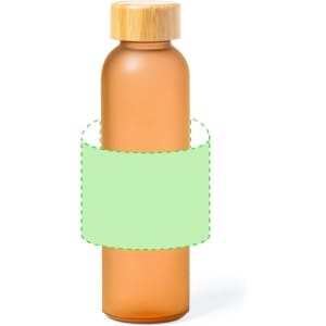 A drink bottle in amber with a bamboo lid, featuring a plain green label. It has a smooth, rounded design.